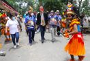 Ganjar Pranowo Mengudara di Radio Lokal Papua, Ternyata Banyak Penggemar yang Menunggunya - JPNN.com