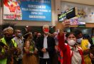 Pilih Jalur Kedatangan Umum di Bandara, Ganjar Langsung Diserbu Warga Papua - JPNN.com