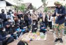 Sandiaga Mencicip Emping Desa Cikolelet, Yakin Pasar Global Juga Doyan - JPNN.com