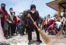 Kunker ke Padang Pariaman, Mensos Risma Ziarah dan Bersihkan Makam Syekh Burhanuddin - JPNN.com