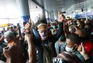 Bandara Mimika Papua Dipenuhi Warga, Ternyata Ini Orang Ditunggu Kedatangannya - JPNN.com