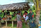 TNI Bagikan Kaus Merah Putih kepada Warga Perbatasan RI-Papua Nugini - JPNN.com