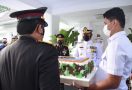 KSAL tiba-tiba Dapat Kejutan dari Petinggi Polri Saat Momen HUT Ke-76 TNI - JPNN.com