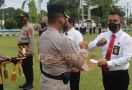Puluhan Polisi Berkumpul di Lapangan, Wakapolres Adu Kepalan Tangan - JPNN.com