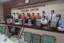 Polda Jatim Menunjukkan Tumpukan Uang dari Sindikat Bos Ari Cs - JPNN.com