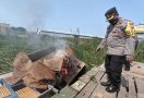 Polisi Gerebek Lokasi Perjudian Burung Dara, Terjadi Pembakaran - JPNN.com
