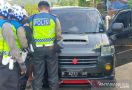 2 Mobil Travel Berpenumpang Melintas, Anak Buah AKP Mangku Anom Bergerak - JPNN.com