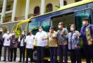 Serahkan 2 Bus Listrik kepada UGM, Menko Airlangga Bernostalgia Begini - JPNN.com