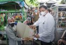 Menko Airlangga Serahkan Bantuan Tunai Kepada 65 PKL di Kota Mataram - JPNN.com