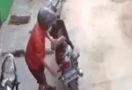 Lihat Itu Penampakan Pria Membacok Tetangga Gegara WiFi, Diburu Polisi - JPNN.com