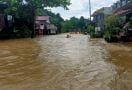 Sudah 2 Jam Murdino di Dalam Mobil Terjebak Banjir - JPNN.com
