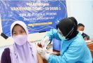 Vaksinator AAL Berikan Vaksin Dosis Kedua Kepada Pelajar SMK Al-Fudlola Sidoarjo - JPNN.com