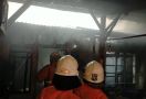 Gegara Bocah 6 Tahun Main Korek Api, Rumah di Keputih Surabaya Terbakar - JPNN.com