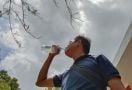5 Bahaya Minum Air Putih Berlebihan, Tidak Baik untuk Penderita Penyakit Ini - JPNN.com