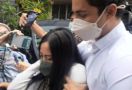 Kompak Berbaju Putih, Rachel Vennya dan Salim Nauderer Masih Diperiksa Polisi - JPNN.com