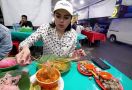 Nikita Mirzani Makan Sate di Pinggir Jalan, Pakai Piama Supermewah, Harganya Wow - JPNN.com