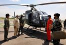 Lihat, Gaya Prabowo Saat Saksikan Penyerahan Helikopter di Skadron-11/Serbu - JPNN.com