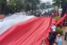 Merdeka! Bendera Merah Putih Raksasa Terbentang di Jakarta Pusat - JPNN.com