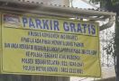 Viral Spanduk Parkir Gratis di Indomaret Bekasi, Simak Komentar YLKI - JPNN.com