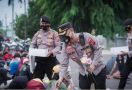 Viral, Kapolres Karawang Kawal dan Amankan Aksi Unras dengan Humanis - JPNN.com