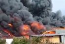 Pabrik Korek Api di Tangerang Terbakar, Lihat Fotonya - JPNN.com