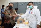 Firli Bahuri dan Nawawi Pomolango Serta Ratusan Pegawai KPK Jalani Tes Urine - JPNN.com