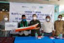 Badan Wakaf Al-Qur'an dan Jasindo Beri Bantuan Perahu Ketinting kepada Nelayan - JPNN.com