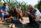 Ganjar Pranowo Terharu Melihat Mas Adi Sinahu Hurip Memandikan dan Memeluk ODGJ - JPNN.com