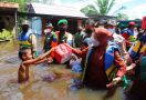 Lihat, Mensos Risma Bagikan Bantuan Kepada Warga Terdampak Banjir - JPNN.com