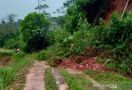 Tertutup Longsor, Jalan Penghubung Cianjur-Sukabumi Masih Terputus - JPNN.com