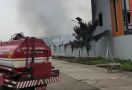 Sudah 3 Hari, Kebakaran Pabrik Korek Api di Tangerang Belum Padam, Kok Bisa? - JPNN.com
