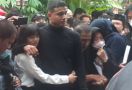 Isak Tangis dan Hujan Mengiringi Pemakaman Vanessa Angel dan Bibi - JPNN.com