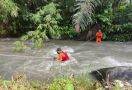 Aksi Tim SAR Cari 2 Korban Hanyut di Sungai Jangkuk, Lihat - JPNN.com