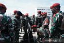 Pasukan Katak dengan Senjata Lengkap Bersiaga di Surabaya - JPNN.com