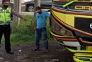 Penumpang Terlempar Keluar Saat Bus Balapan dengan Truk - JPNN.com