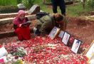 Yanti Ziarah ke Makam Vanessa Angel, Bercerita sembari Menangis, Sungguh Mengharukan - JPNN.com