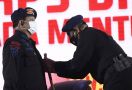 Irjen Anang Sematkan Langsung Gelar Kehormatan Brimob kepada Menhan Prabowo - JPNN.com