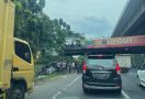 Innova Kecelakaan Tunggal di Tol Japek, Mobil Ringsek Begini, 9 Orang Luka-Luka - JPNN.com