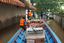 Jalur Darat ke Sintang Terputus Karena Banjir, BWA Angkut Bantuan Sembako dengan Perahu - JPNN.com