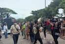 Wanita Pemandu Lagu Berjoget di Tengah Jalan, Asyik - JPNN.com