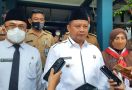 Wagub Jawa Barat Uu Minta Kepala Sekolah Tidak Menahan Ijazah Siswa, Awas Ya - JPNN.com