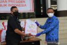 Sutarmidji Salurkan Paket Bantuan dari Jokowi untuk Korban Banjir Sintang - JPNN.com