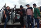 Polisi Setop Minibus Mencurigakan, Setelah Diperiksa, Isinya Mengejutkan - JPNN.com