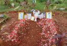 Keluarga Merayakan Ulang Tahun Bibi Andriansyah di Makam, Ada Gala Sky dan Thariq Halilintar - JPNN.com