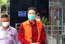 Diperiksa KPK Lagi, Azis Syamsuddin Sudah Pakai Batik Merah - JPNN.com