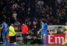 Fan Brutal, Laga Lyon Vs Marseille Dihentikan, Satu Pemain Jadi Korban - JPNN.com