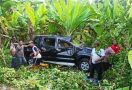 Mobil Kepala Inspektorat OKU Timur Masuk Kebun Pisang, Kondisinya Mengenaskan - JPNN.com