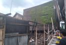 Rumah Warga Tertimpa Bangunan Pabrik Tahu, Mas Gibran Mau Membantu - JPNN.com