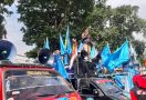 Tolak UMP 2022, Ribuan Buruh Jabar Kepung Kantor Dinas Ridwan Kamil - JPNN.com