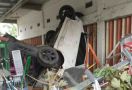 Astaga! Mobil Dikendarai Rahmat Melompati Pagar Ruko, Begini Kondisi Anak dan Istrinya - JPNN.com